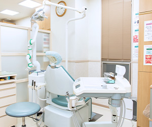 名古屋で費用を抑えてインプラント義歯を受けるならかすや歯科