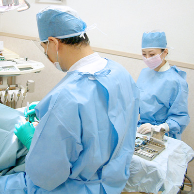 名古屋で実績のある名医がいる歯医者の手術用の手指消毒、術衣の着用